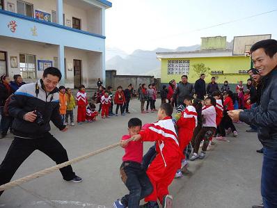 德兴市昄大小学:拔河比赛拧成绳 团结向上展精神