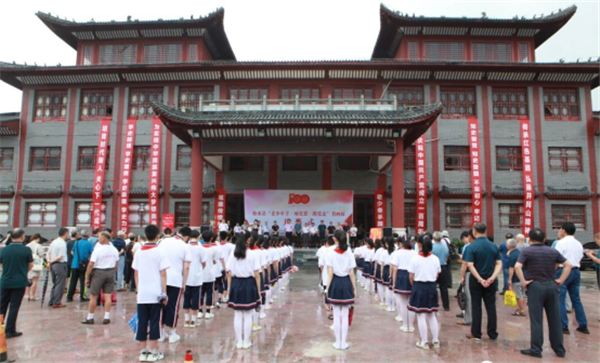 老少牵手跟党走 笔墨抒情颂党恩983.png